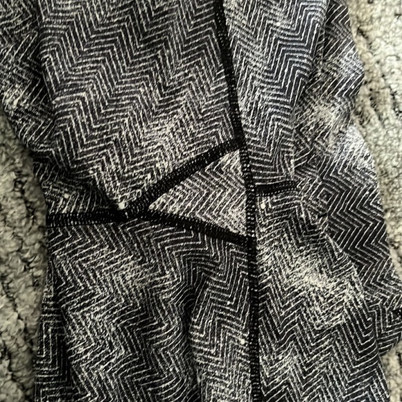 Lululemon Essential Rhythm crops size 6 - Picture 6 of 6